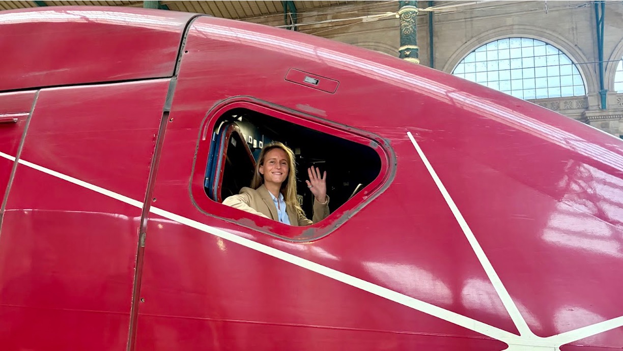 Camille, fondatrice de Bobette, saluant de la main depuis la fenêtre d'un train Thalys.